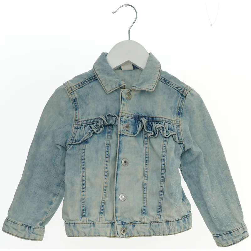 Denimjakke med flæsedetaljer fra H&M (str. 98)