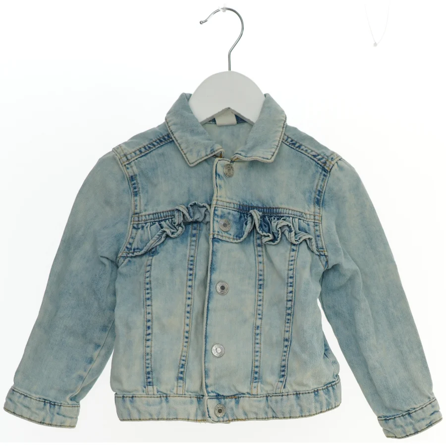 Denimjakke med flæsedetaljer fra H&M (str. 98)