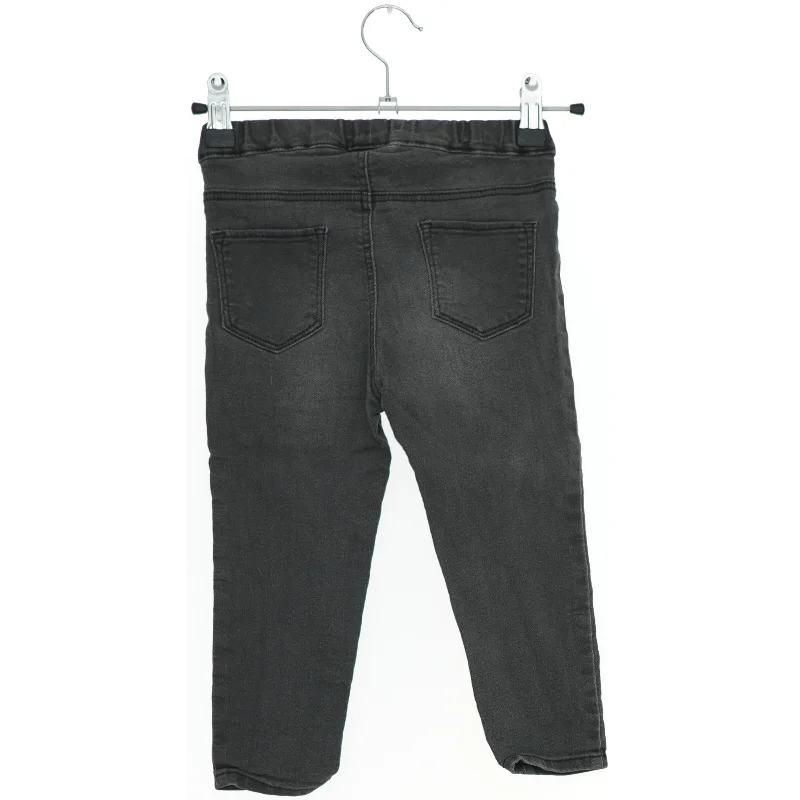 Mørkegrå stretch-jeans fra H&M (str. 92)