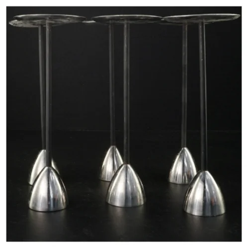 Sølvfarvede lysestager (str. H 22 cm)