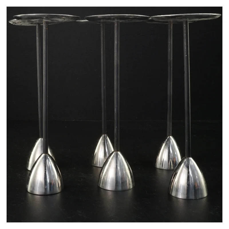 Sølvfarvede lysestager (str. H 22 cm)