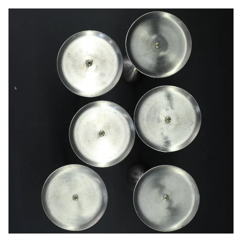 Sølvfarvede lysestager (str. H 22 cm)