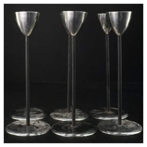 Sølvfarvede lysestager (str. H 22 cm)