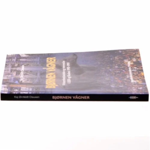 Bjørnen vågner : virksomhedsledelse og mennesker i USSR og Rusland 1990-1999 af Kaj Ørnfeldt Clausen (Bog)