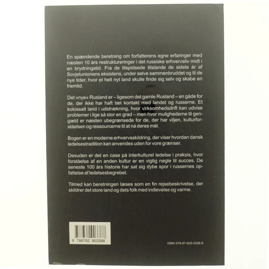 Bjørnen vågner : virksomhedsledelse og mennesker i USSR og Rusland 1990-1999 af Kaj Ørnfeldt Clausen (Bog)