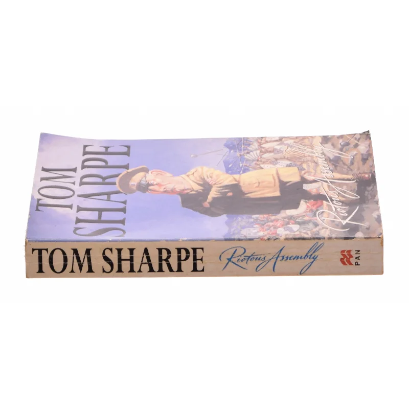 Riotous Assembly by Tom Sharpe af Tom Sharpe (Bog)