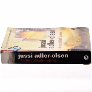 Og hun takkede guderne af Jussi Adler-Olsen (Bog)