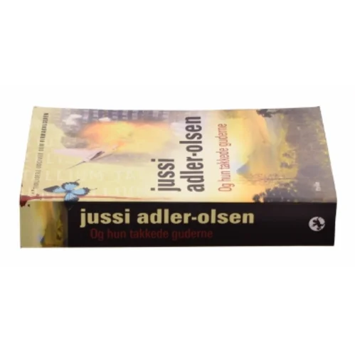 Og hun takkede guderne af Jussi Adler-Olsen (Bog)