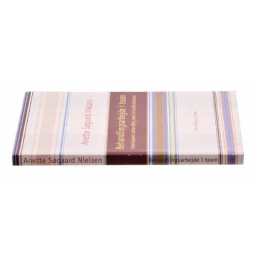 Behandlingsarbejde i team : teambaseret behandling med behandlerrotation af Anette Søgaard Nielsen (Bog)