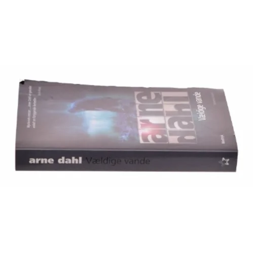 Vældige vande af Arne Dahl (f. 1963) (Bog)