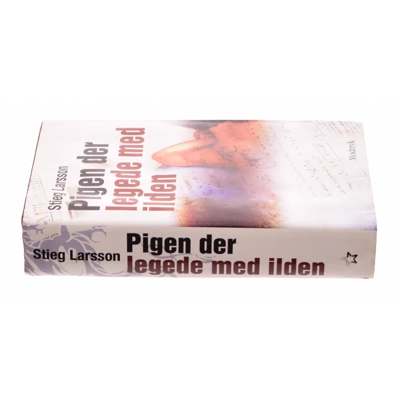 Pigen Der Legede Med Ilden af Larsson, Stieg (Bog)