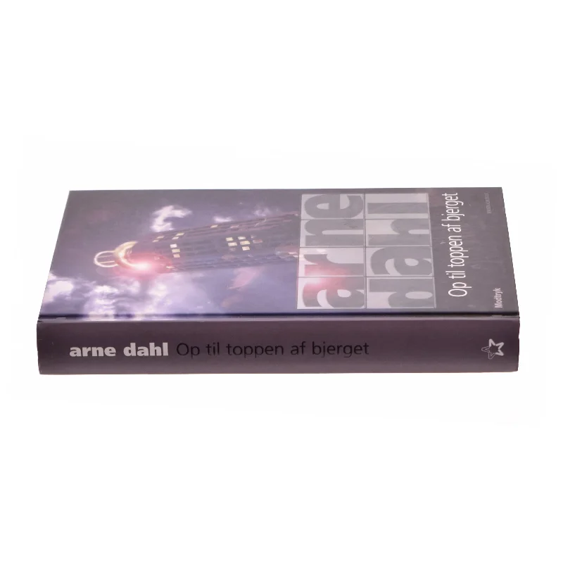 Op til toppen af bjerget af Arne Dahl (f. 1963) (Bog)