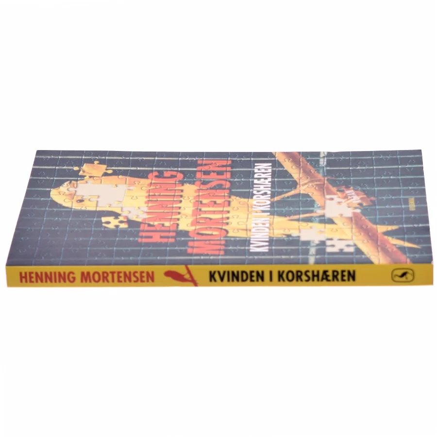 Kvinden i korshæren : roman af Henning Mortensen (f. 1939) (Bog)