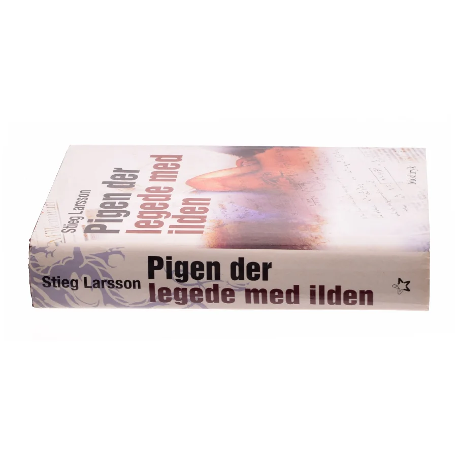 Pigen Der Legede Med Ilden af Larsson, Stieg (Bog)