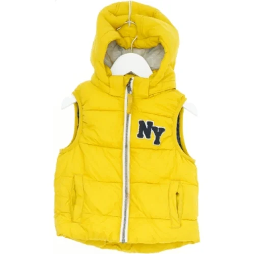 Børnet vest med hætte fra H&M (str. 104)