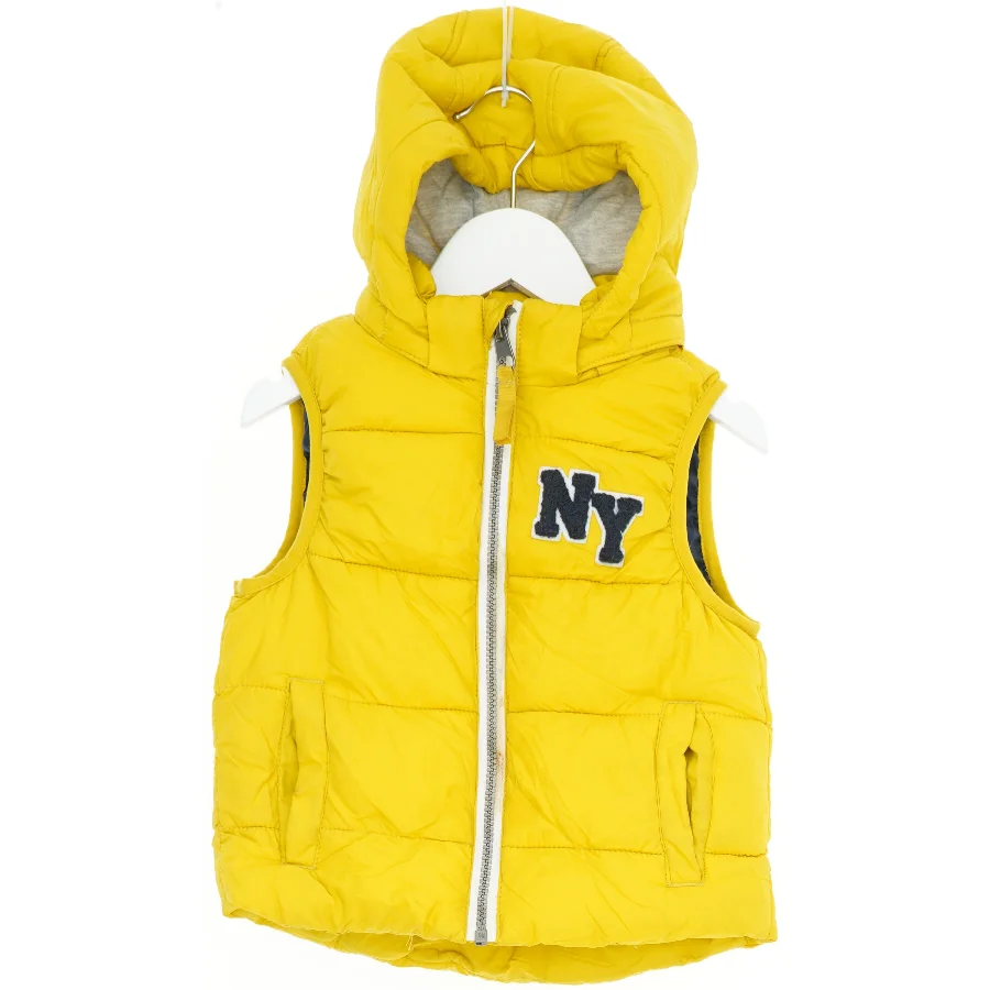 Børnet vest med hætte fra H&M (str. 104)