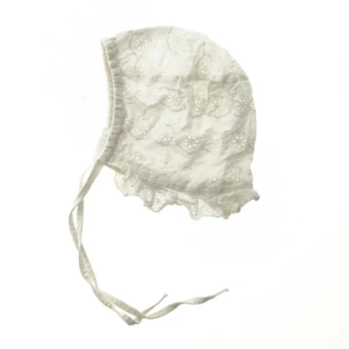 Babyhue med blonder (str. 13 cm)