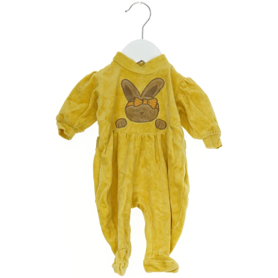 Gul heldragt med kaninmotiv til baby fra H&M (str. 50)