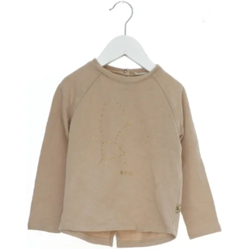 Langærmet bluse med gyldent tryk fra Pomp de Lux (str. 98)