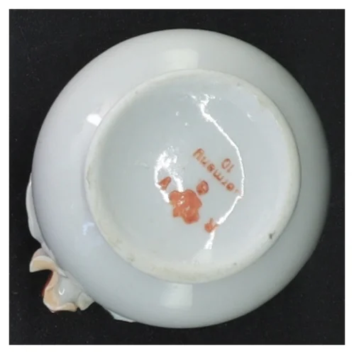 Porcelænsvase med blomsterdekoration (str. 7 cm)