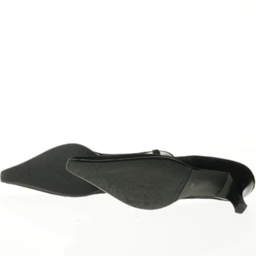 Sorte pumps med dekoration fra J Emix (str. 39)