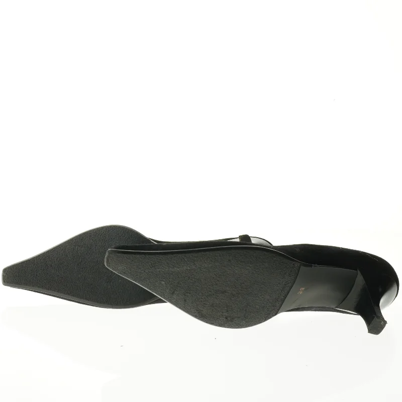 Sorte pumps med dekoration fra J Emix (str. 39)