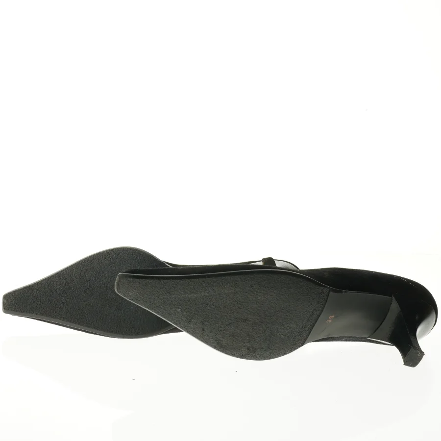 Sorte pumps med dekoration fra J Emix (str. 39)