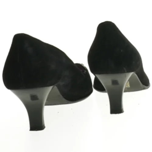 Sorte pumps med dekoration fra J Emix (str. 39)