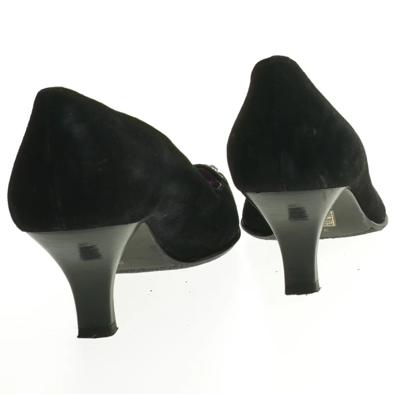 Sorte pumps med dekoration fra J Emix (str. 39)