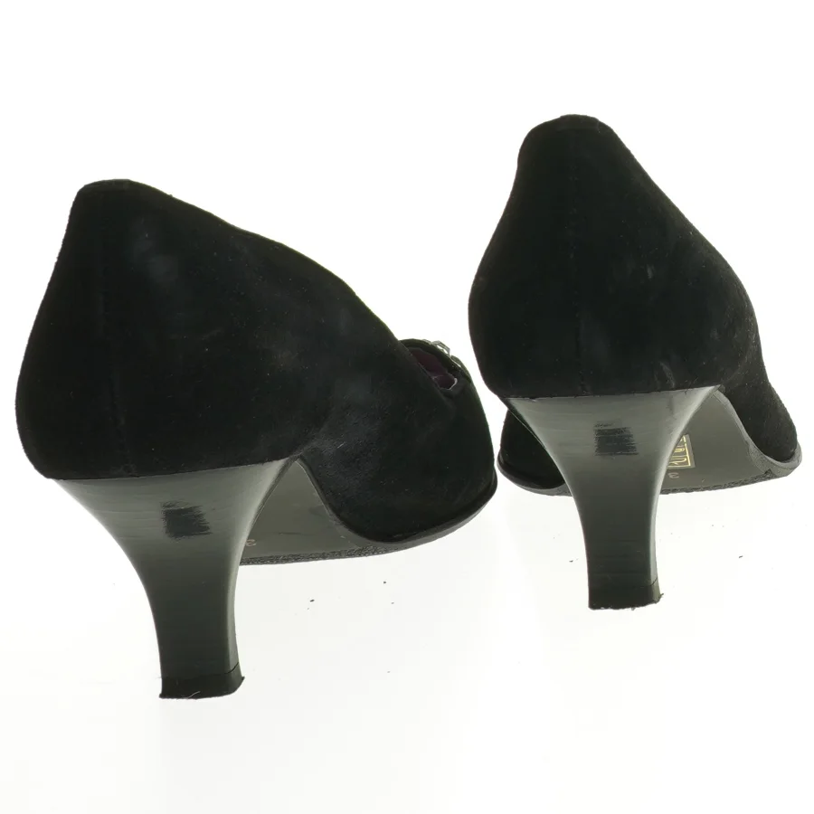 Sorte pumps med dekoration fra J Emix (str. 39)