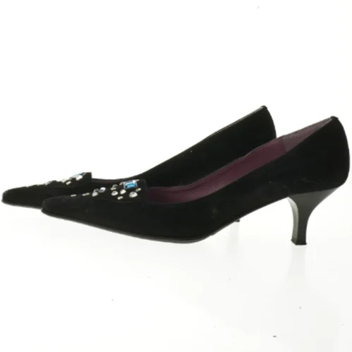 Sorte pumps med dekoration fra J Emix (str. 39)