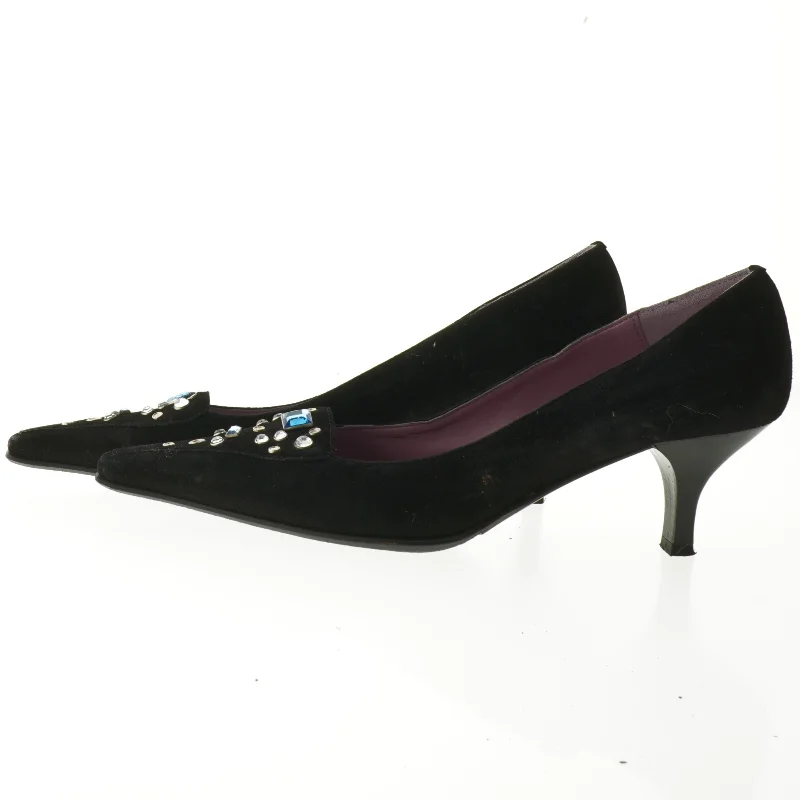 Sorte pumps med dekoration fra J Emix (str. 39)