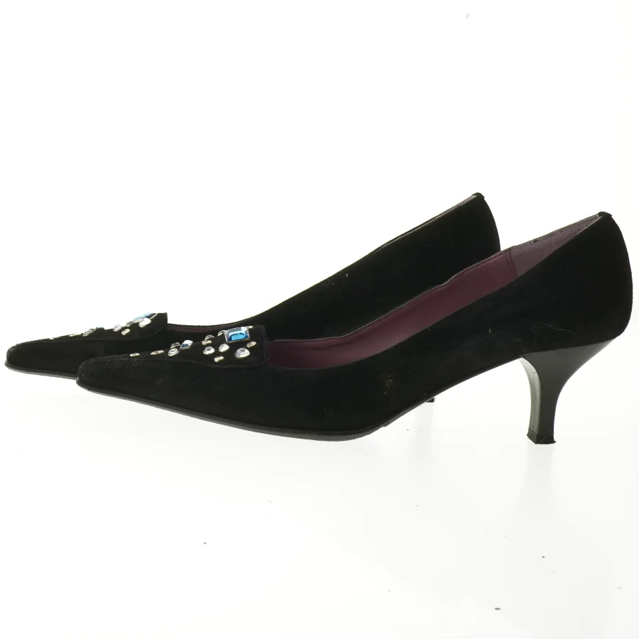 Sorte pumps med dekoration fra J Emix (str. 39)