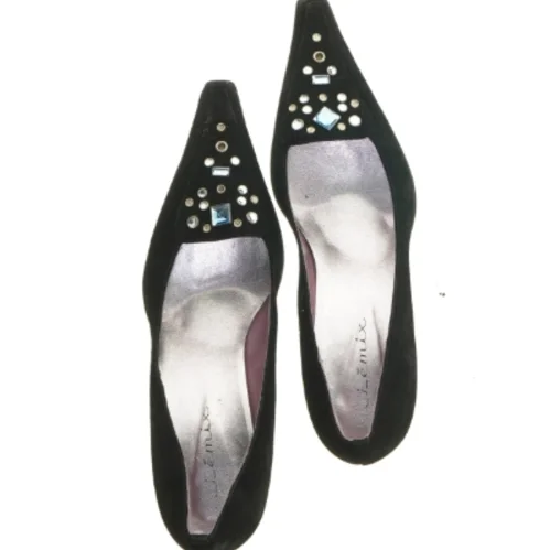 Sorte pumps med dekoration fra J Emix (str. 39)