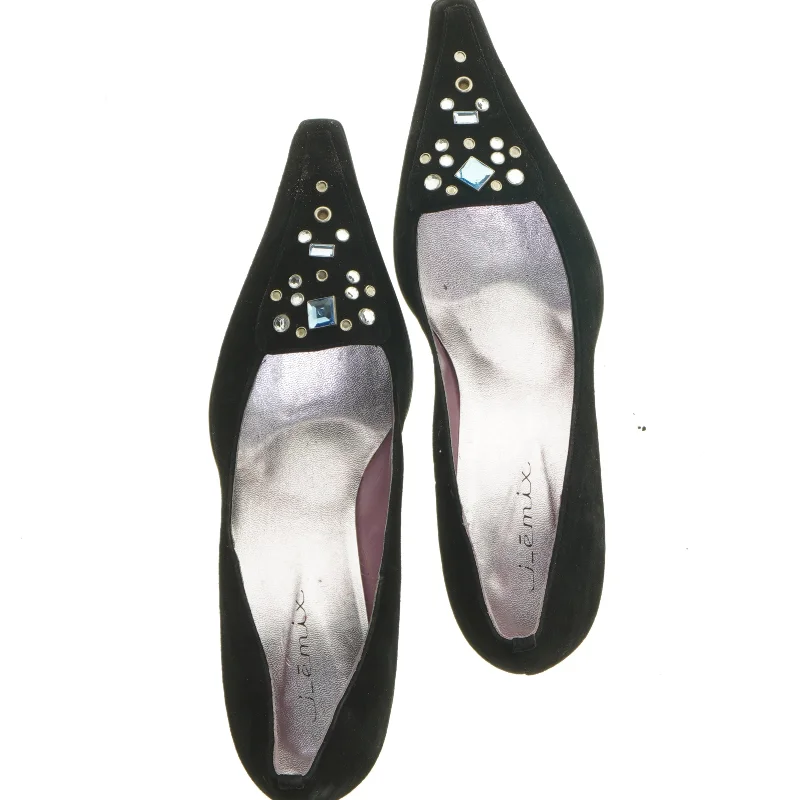 Sorte pumps med dekoration fra J Emix (str. 39)