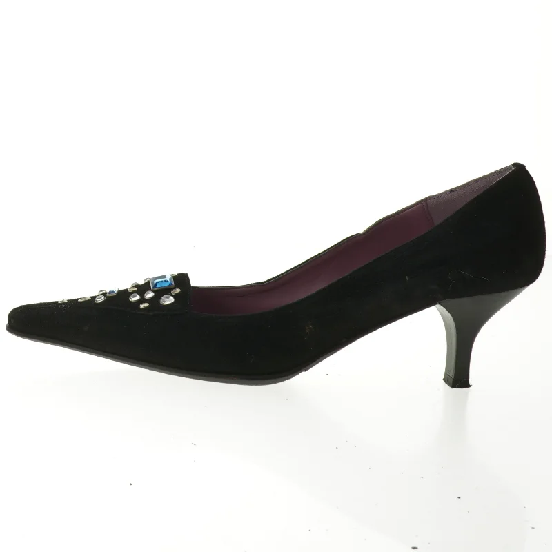 Sorte pumps med dekoration fra J Emix (str. 39)