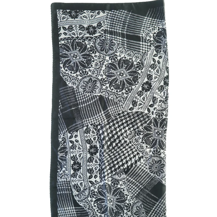 Sort og hvidt mønstret tørklæde (str. 87 x 90 cm)