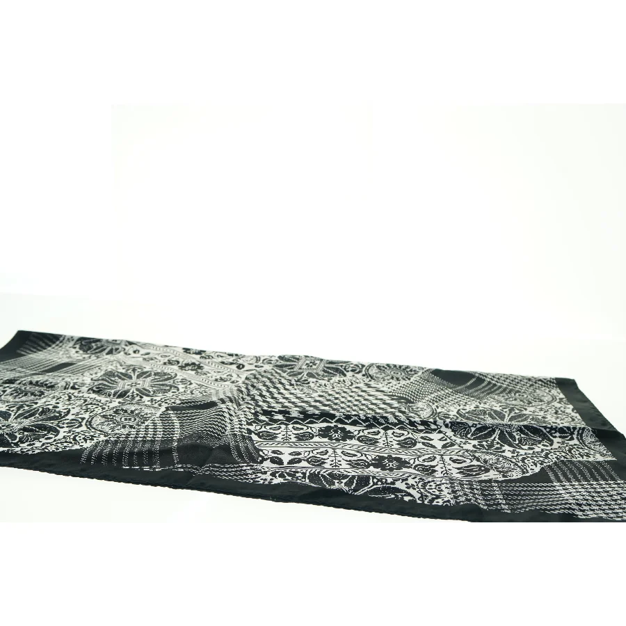 Sort og hvidt mønstret tørklæde (str. 87 x 90 cm)