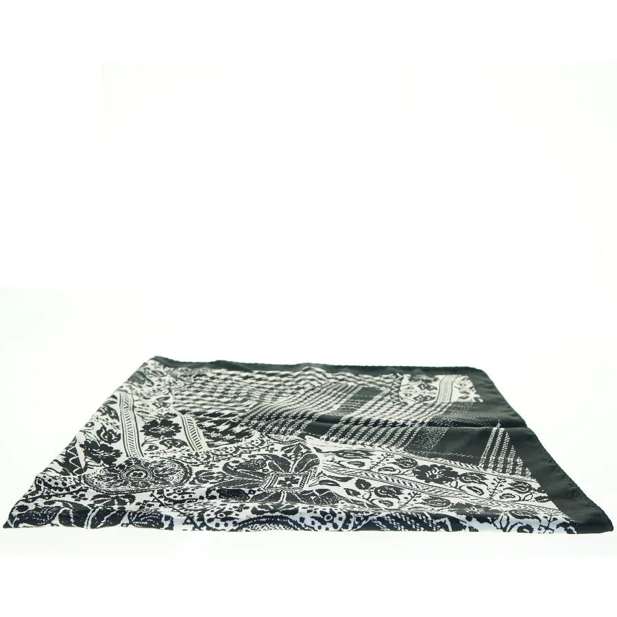 Sort og hvidt mønstret tørklæde (str. 87 x 90 cm)