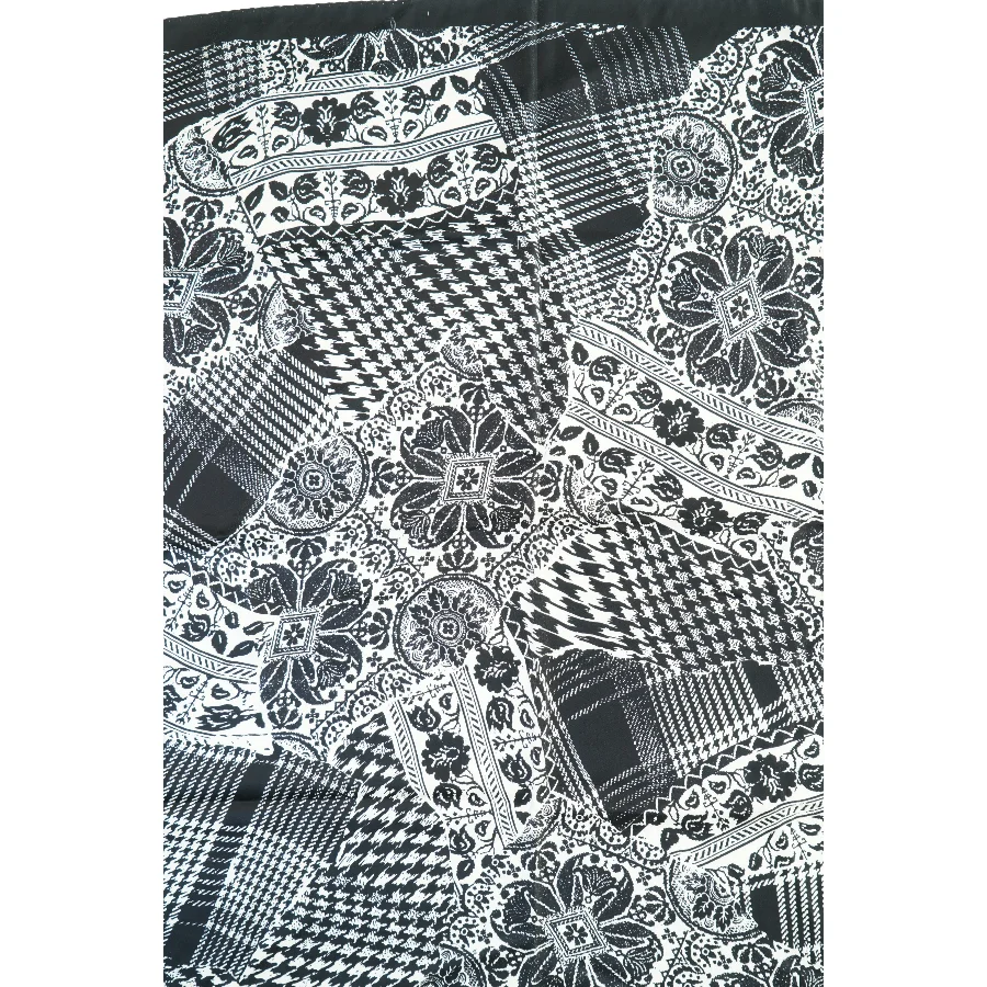 Sort og hvidt mønstret tørklæde (str. 87 x 90 cm)