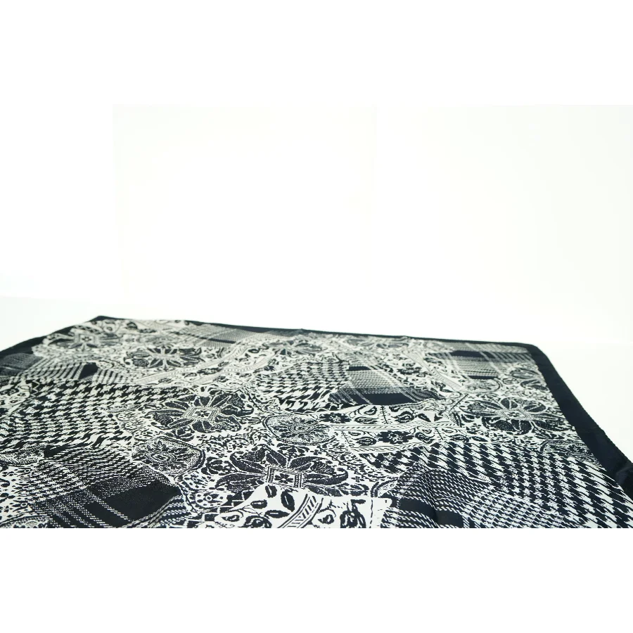 Sort og hvidt mønstret tørklæde (str. 87 x 90 cm)