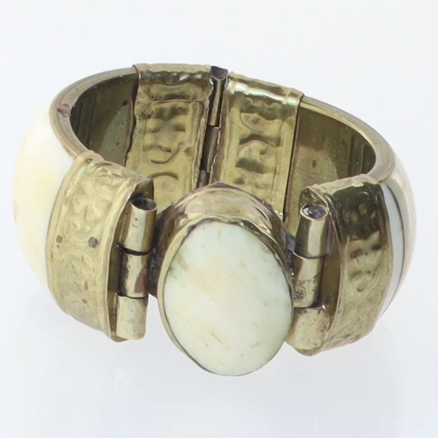 Armbånd i messing og ben (str. Ø. 5,5 cm)