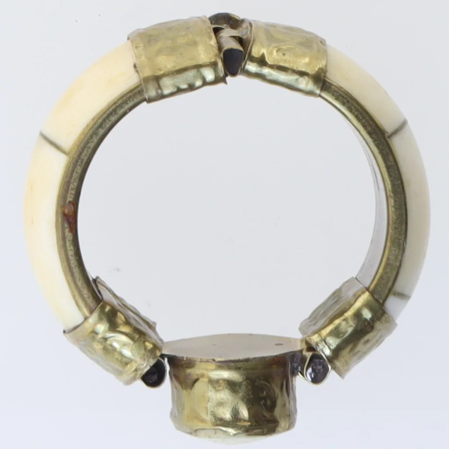 Armbånd i messing og ben (str. Ø. 5,5 cm)