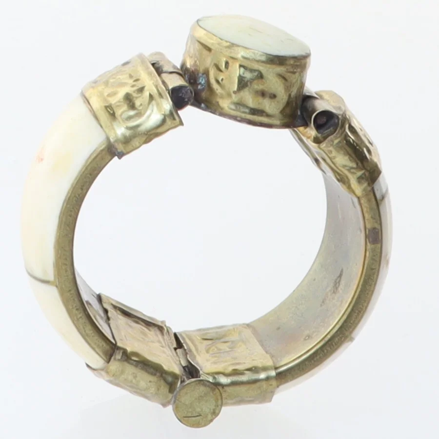 Armbånd i messing og ben (str. Ø. 5,5 cm)