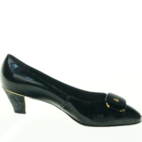 Sorte laksko med detalje fra Bally (str. 7)