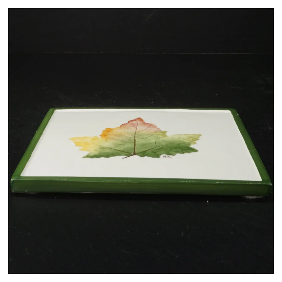 Firkantet keramikfad med løvmotiv