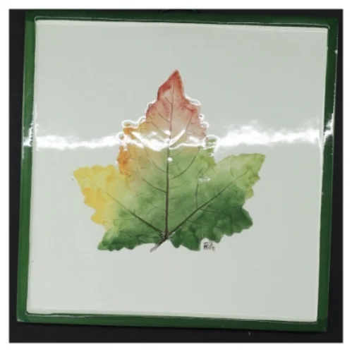 Firkantet keramikfad med løvmotiv