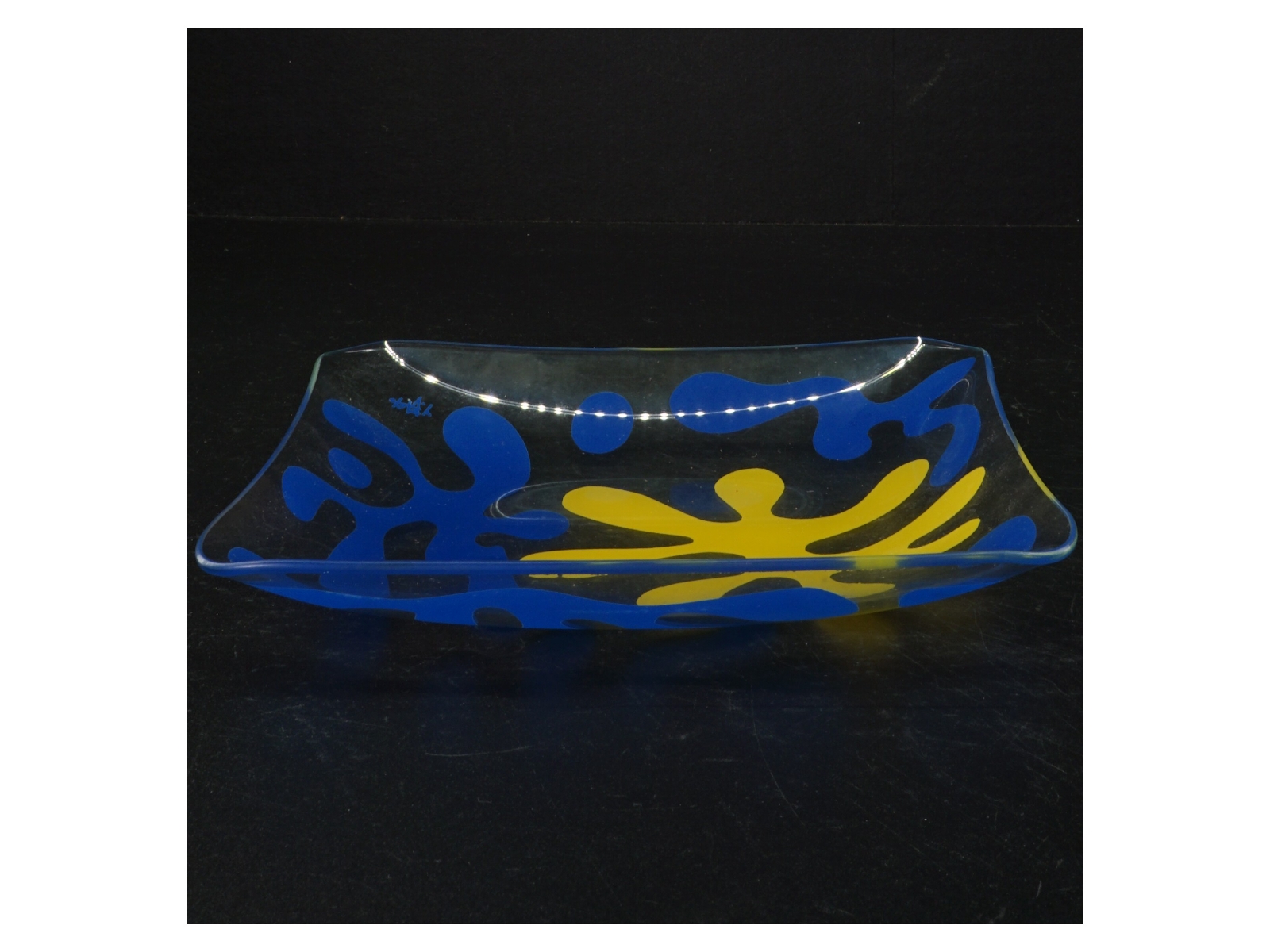 Glasfad med blå og gul dekoration (str. 19 x 19 cm)