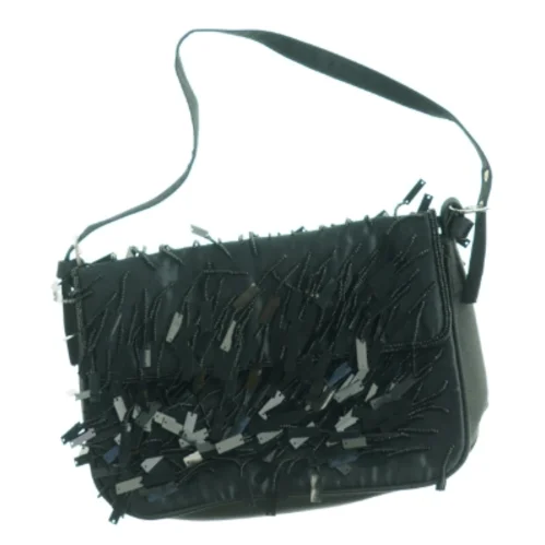 Sort skuldertaske med frynser (str. 24 x 16 cm)