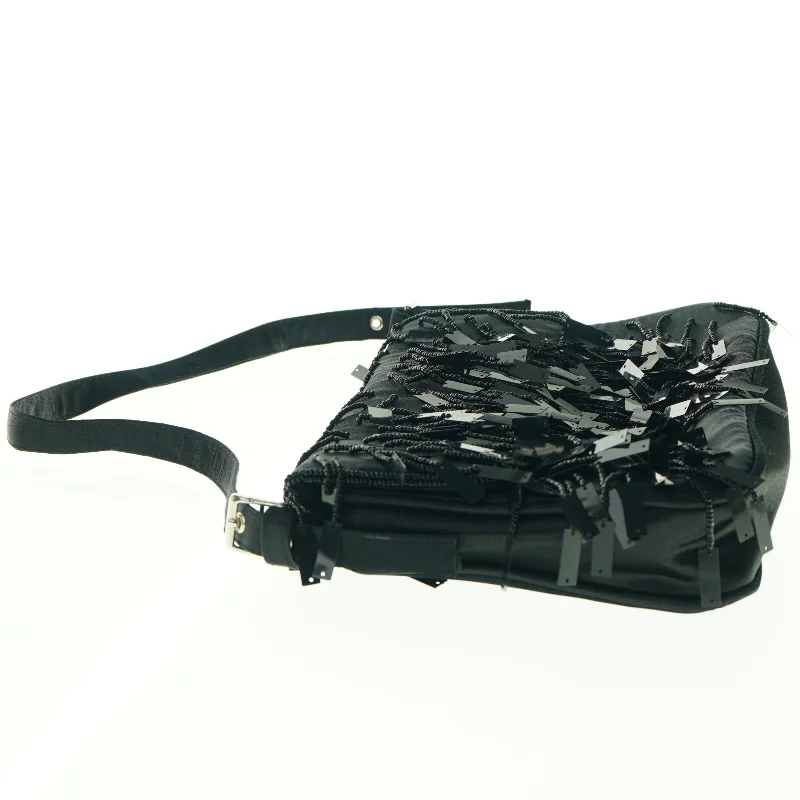 Sort skuldertaske med frynser (str. 24 x 16 cm)